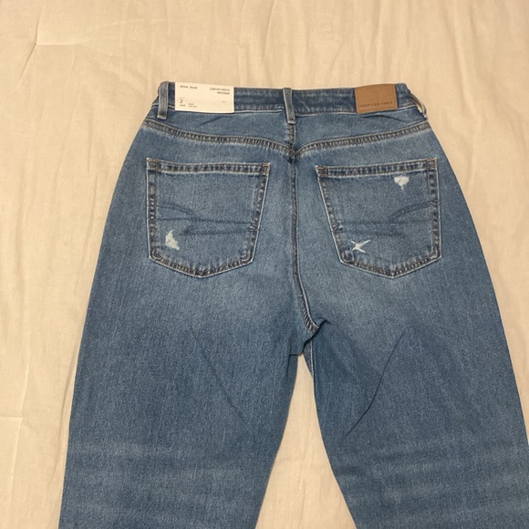 AE High Rise Mom Jean - Picture 4 of 6